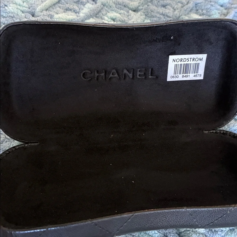 CHANEL Black Sunglasses with case - Picture 6 of 8